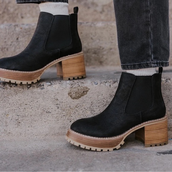 MIA Platform Chelsea Boot - Picture 2 of 5